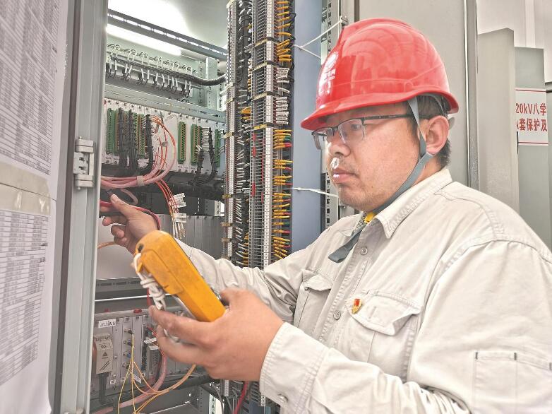 張強:在工地上摸爬滾打 練就過硬調試本領