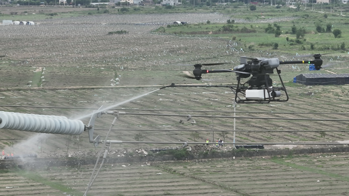 海南電網首次開展規模化無人機沖洗作業