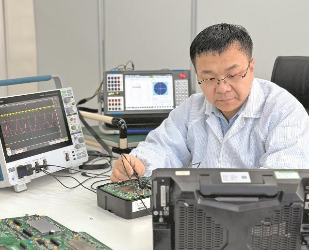 【國(guó)網(wǎng)工匠】黃呂超:扎根科研生產(chǎn)一線 攻關(guān)智能終端技術(shù)