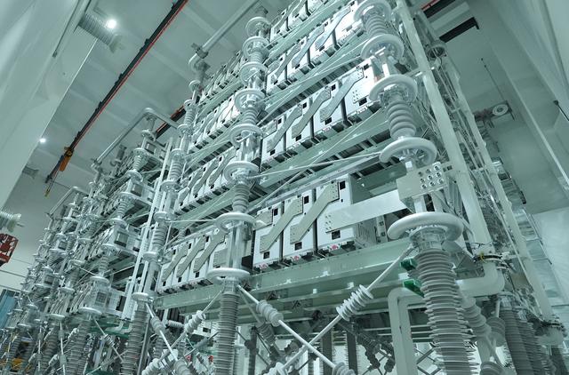 全國首套電網(wǎng)側(cè)構(gòu)網(wǎng)型SVG在成都投運(yùn)