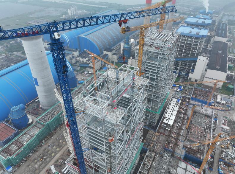 華能華蘇太倉發電廠三期擴建項目6號爐大板梁首吊就位