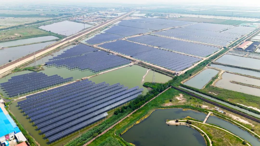 國電電力天津濱海新區大港板橋農場“漁光互補”光伏發電項目光伏場區發電組件安裝完成