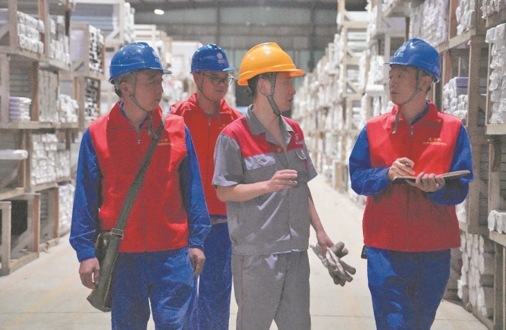 四川眉山供電公司夜間特巡護航工業強鎮生產用電