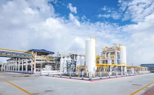 在百年上海龍華機場變身開展城市更新的上海徐匯西岸地區,一座傾注綠色低碳技術的“零碳樓”拔地而起,即將進入建筑環節中最忙碌、最繁瑣的裝修工程階段。這座“綠色建筑”是東航資產在民航建筑領域的創新探索成果,