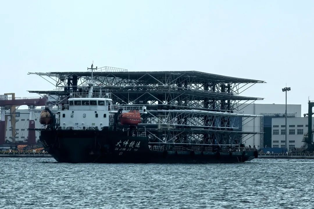 金岸重工公司首批次海上光伏平臺成功發運