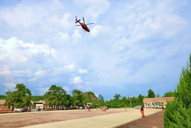 國家電網直升機緊急向遼寧災區空投發電機