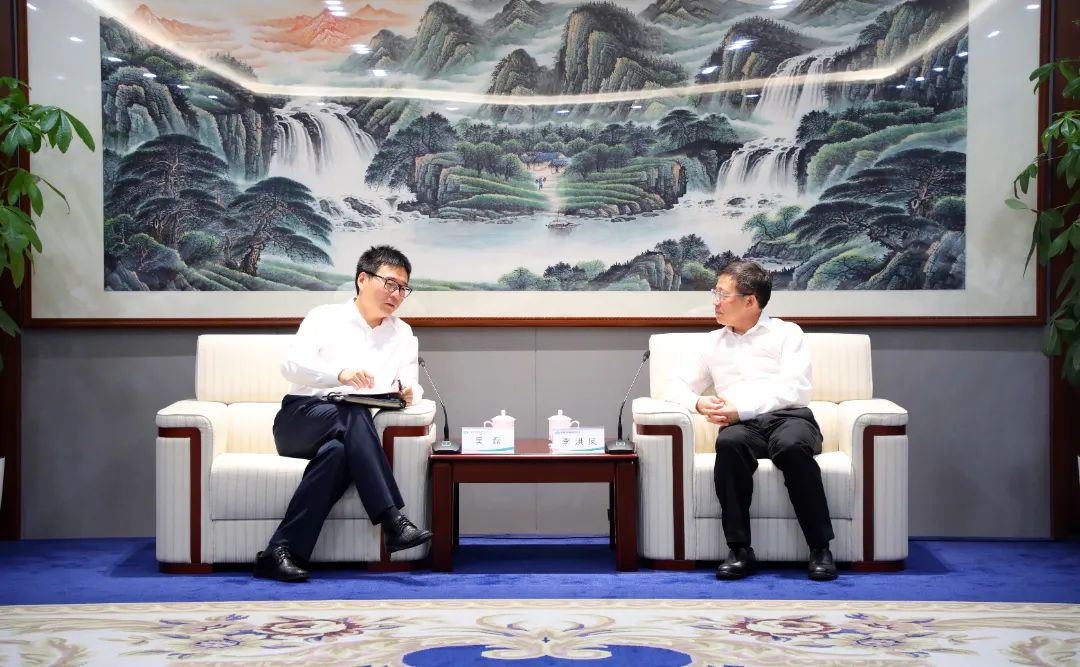 中國電氣裝備黨委書記、董事長李洪鳳會(huì)見上海電氣集團(tuán)黨委書記、董事長吳磊