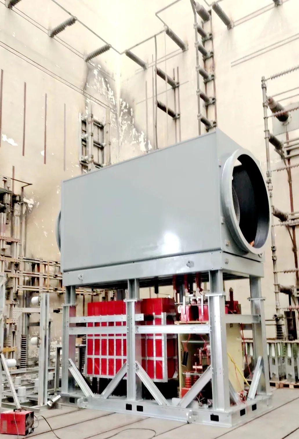 中國電氣裝備成功研制210千安環保型發電機快速斷路器成套裝置