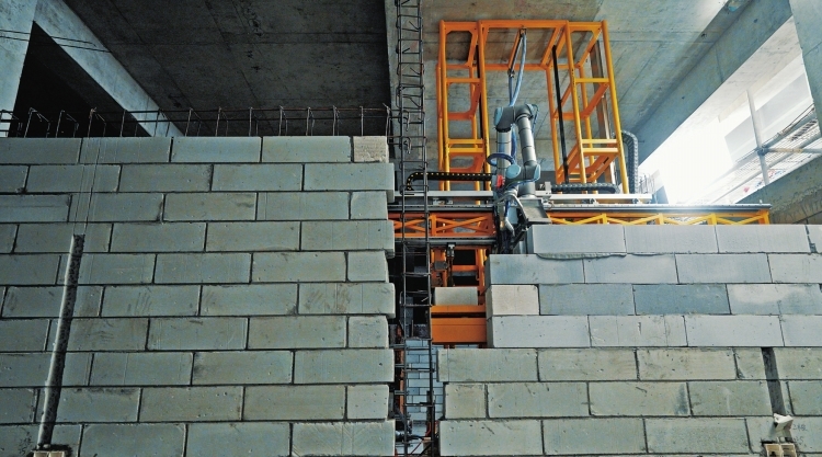 廣州供電局與華南理工大學聯合研發砌墻機器人“魯班”