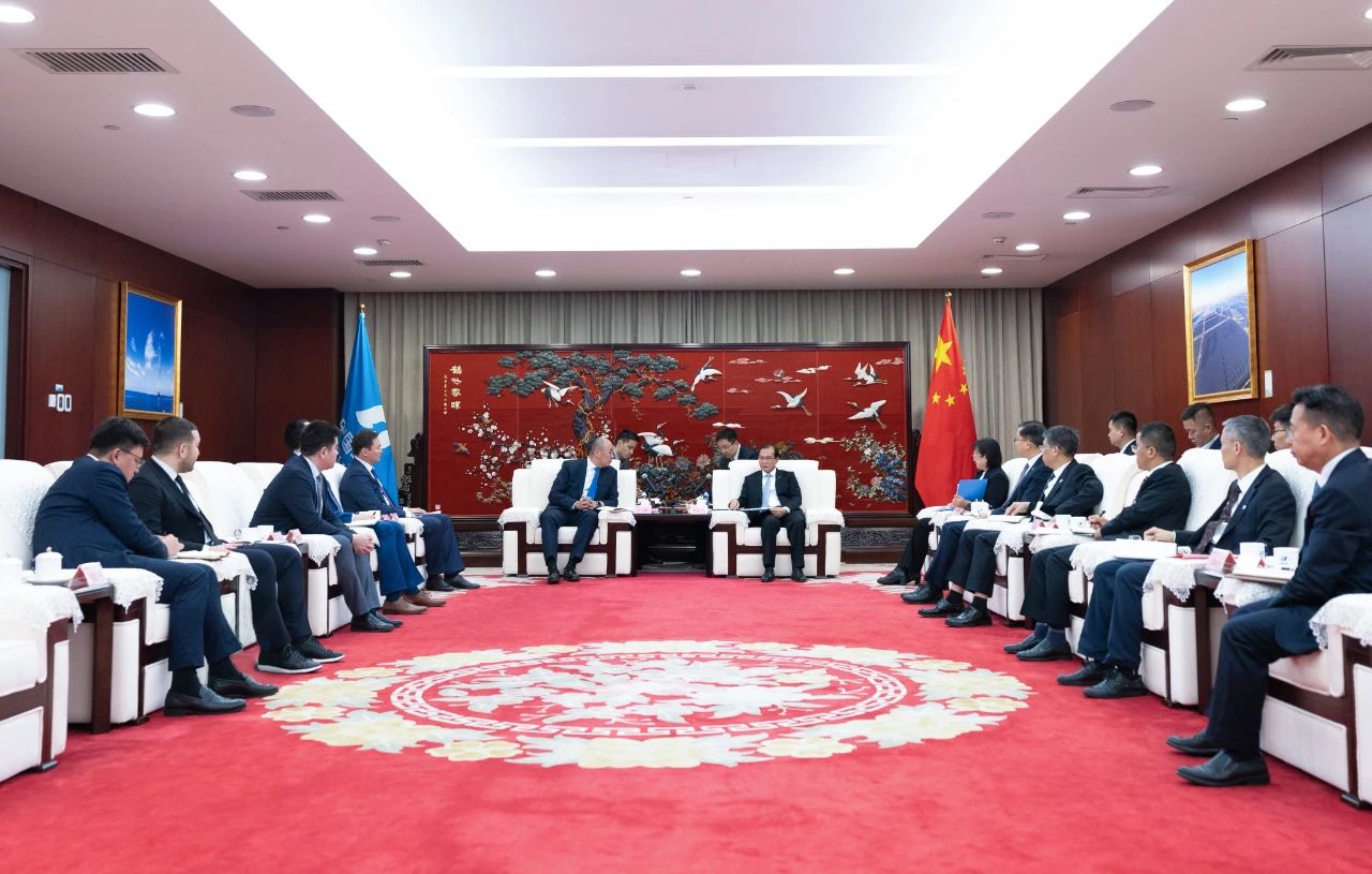 華電集團董事長、黨組書記江毅與哈薩克斯坦工業(yè)和建設部部長哈納特·沙爾拉帕耶夫會談