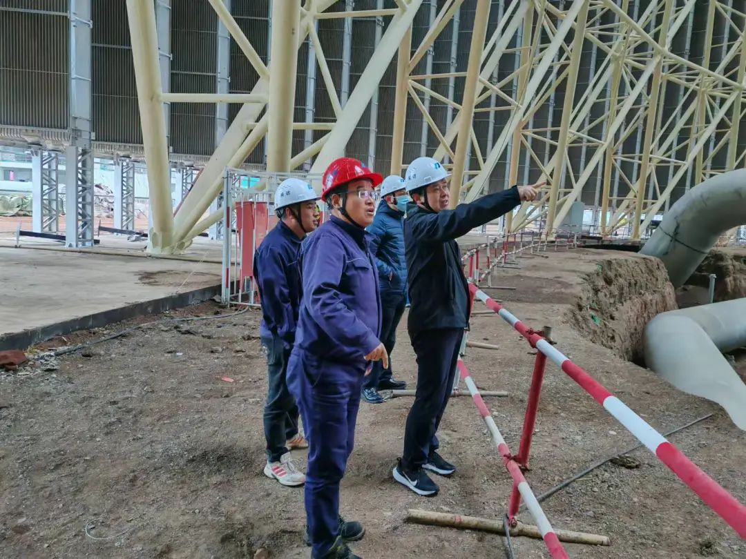 華電科工黨委委員、副總經理亓炳生赴哈密鋼結構間冷塔項目調研