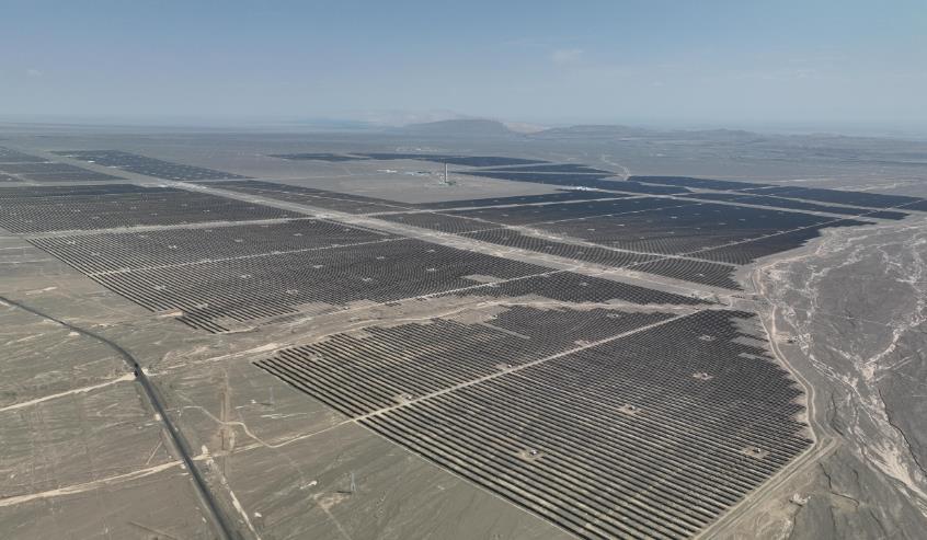 新疆海泰光熱+光伏一體化項目首批30萬千瓦光伏投產發電