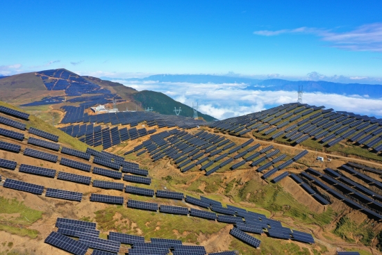 云南昭通羊窩頭、八棵樹光伏項目135兆瓦全容量并網發電