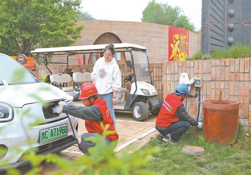 河南省洛寧縣全電景區為三彩陶藝村添“彩”