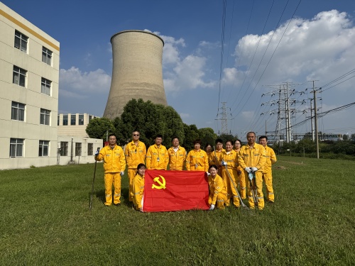南京化學工業園熱電有限公司黨員先鋒在行動，廠外環境整治展擔當