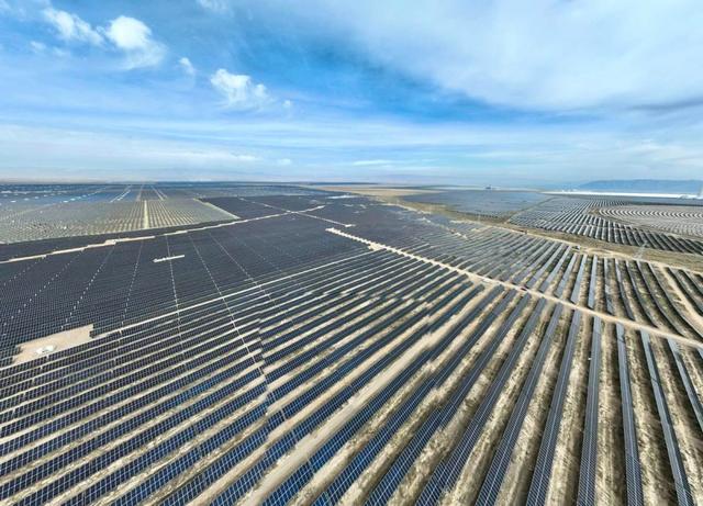 晶科科技青海省海南州20萬千瓦光伏項目并網發電