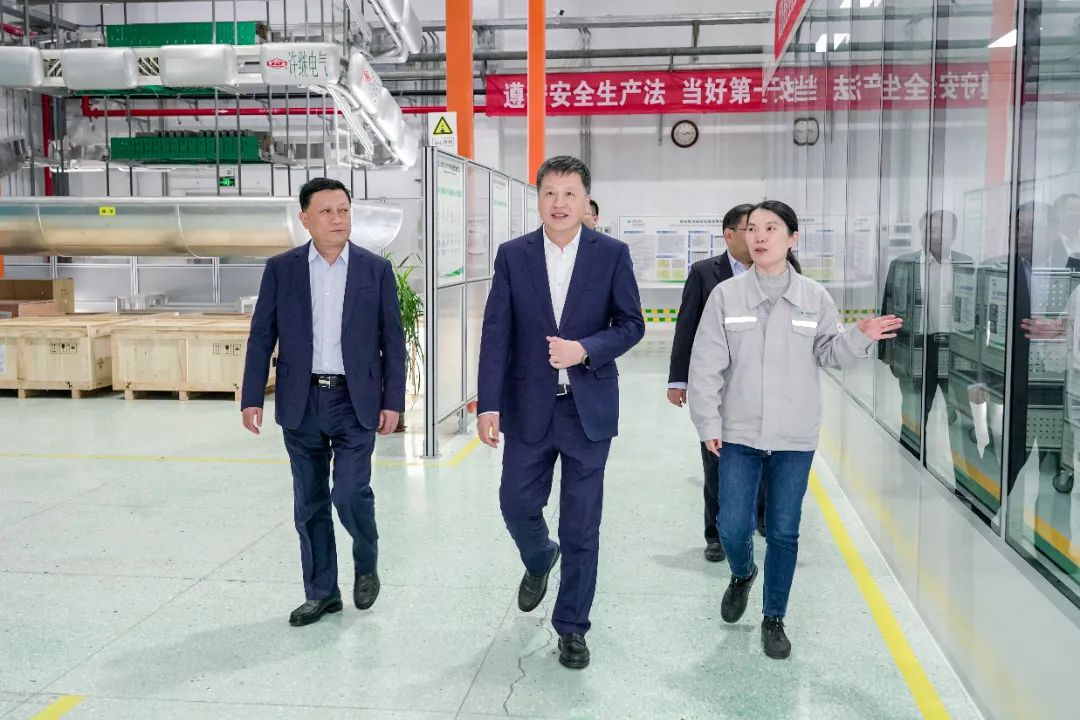 中國(guó)電氣裝備黨委副書記、總經(jīng)理周群到河南所屬企業(yè)調(diào)研