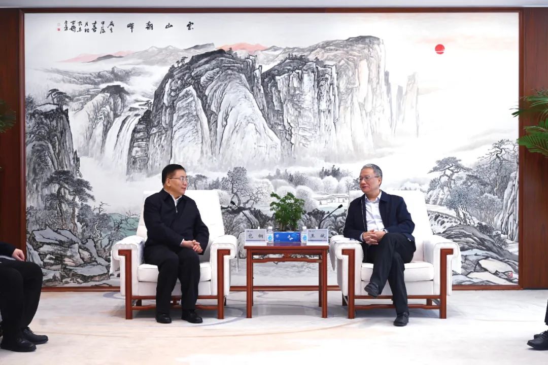 中國(guó)電建黨委副書記、總經(jīng)理王斌與內(nèi)蒙古自治區(qū)黨委常委、呼和浩特市委書記包鋼會(huì)談