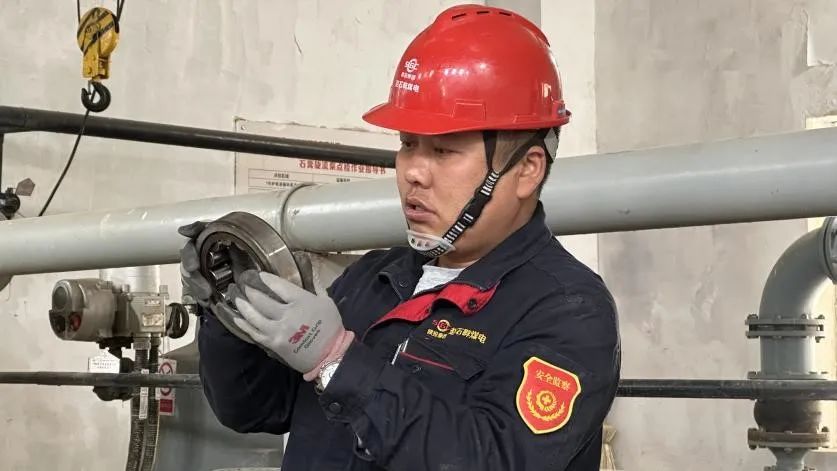 雷厲風(fēng)行的他——記陜投集團趙石畔煤電灰硫?qū)I(yè)工程師凌科研