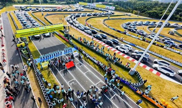 大灣區(廣州)新能源汽車運動季舉行 盧寧軍白