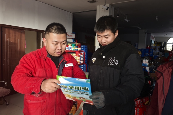 內(nèi)蒙古電力集團(tuán)烏海千里山供電公司蒙電愛心光明行,用電無憂進(jìn)社區(qū)