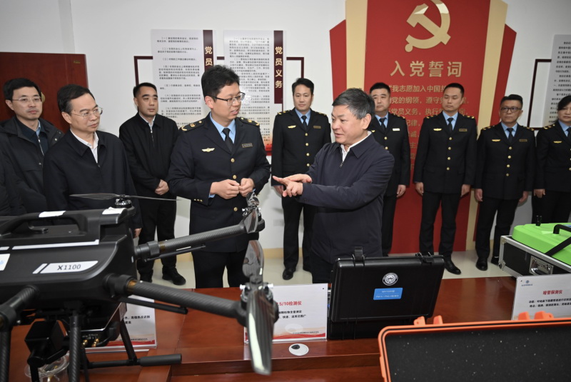 生態環境部部長黃潤秋到基層聯系點調研