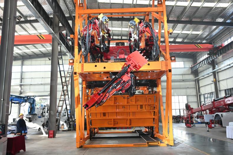 國內首臺套“大縱坡斜井智能掘進臺車”成功下線