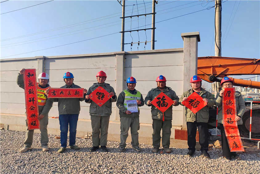 湖北荊力總包公司開展走進重點工程項目部，送文化到工地一線慰問活動