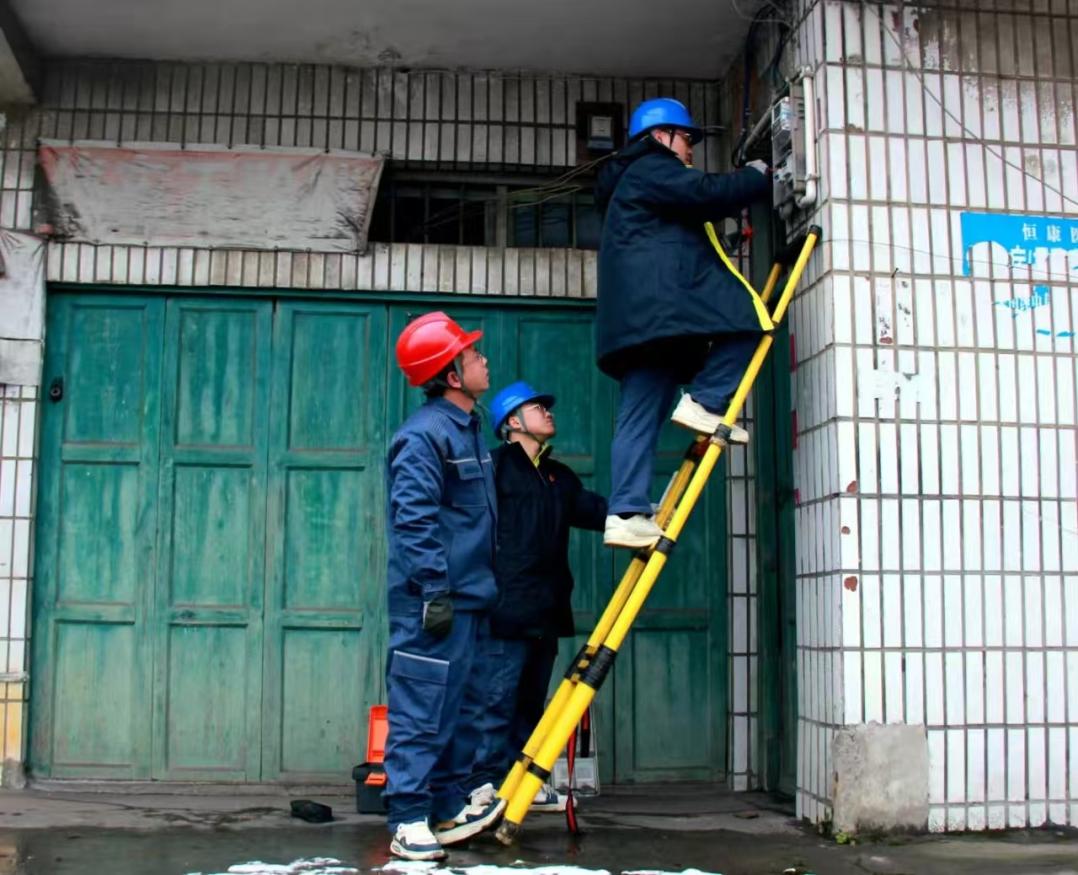貴州納雍供電局業擴延伸電亮用戶春節生產之光