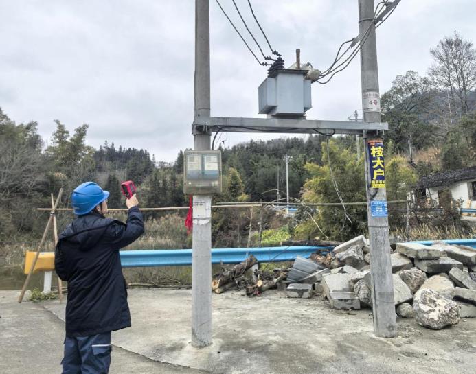貴州荔波供電局春節(jié)供電不“打烊”,守護(hù)佳節(jié)年味濃