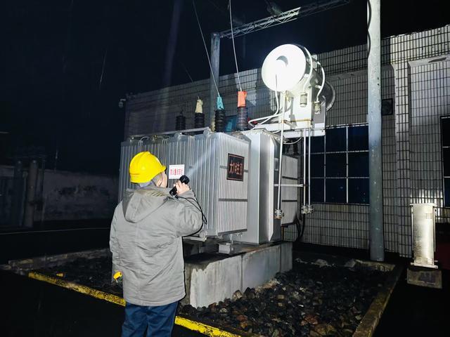 國網(wǎng)偃師供電公司全力應對風雪，確保供電穩(wěn)定