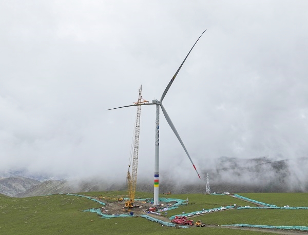 世界在建海拔最高風電機組吊裝成功