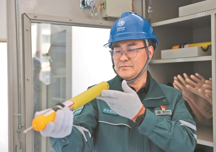 鄉親們的燈亮了，我的心就踏實了——記全國勞動模范楊波