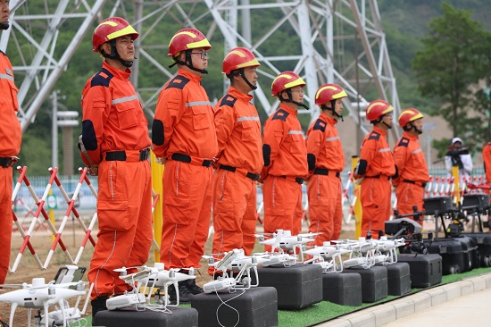 國(guó)網(wǎng)天水供電公司無人機(jī)班組里的 “老兵飛手” 用堅(jiān)守續(xù)寫軍人本色