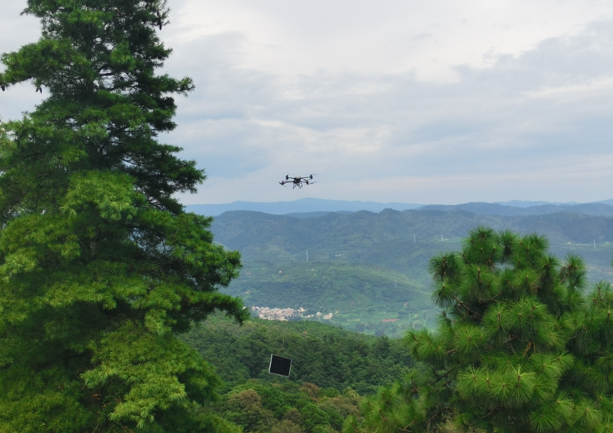 無人機“飛”越陡坡，山地光伏施工提速